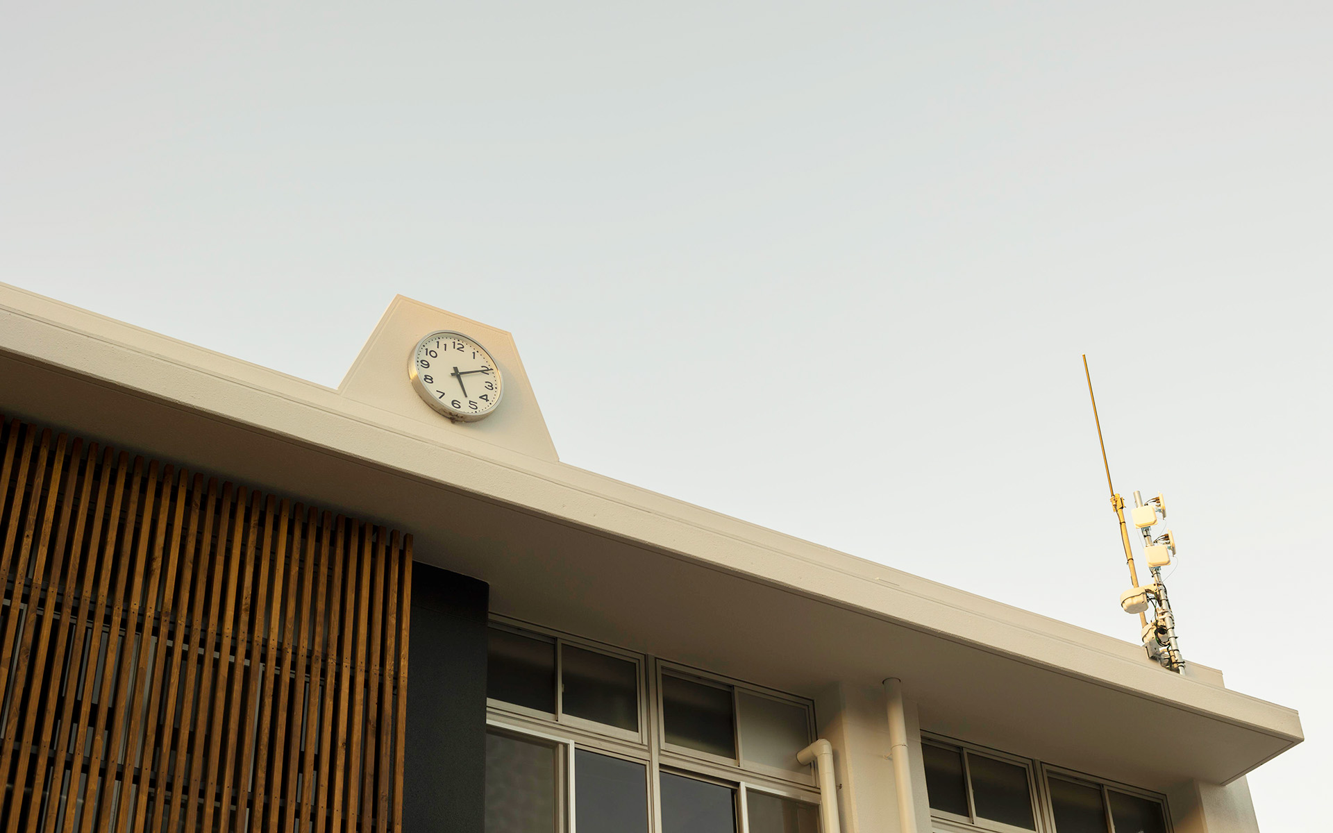 学校の校舎と空の写真